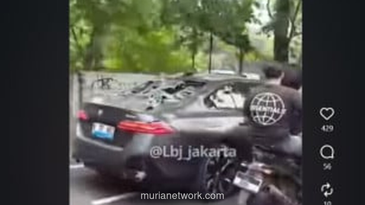 Mobil Listrik BMW Tabrak Lari di Jakbar, Diamuk Massa Usai Tak Hentikan Kendaraan