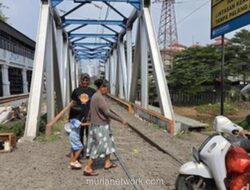 Pengendara Motor Nekat Melintasi Jembatan Rel Kereta di Petamburan, Petugas Kewalahan