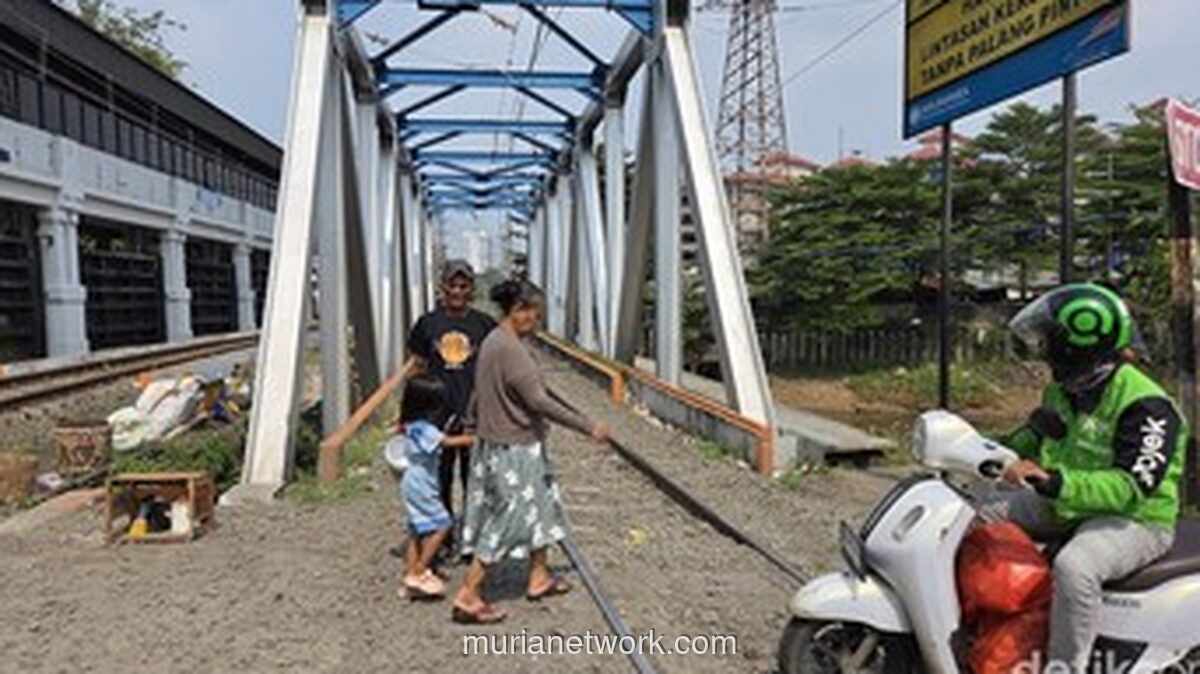 Pengendara Motor Nekat Melintasi Jembatan Rel Kereta di Petamburan, Petugas Kewalahan