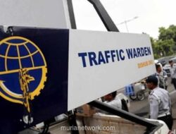 Pengemudi Ojol Nekat Panjat Truk Dishub demi Motor Tak Diangkut saat Penertiban Parkir di Jakarta Timur