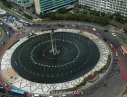 Petugas Pertamanan DKI Klarifikasi Video Viral Berenang di Bundaran HI, Bukan Warga Biasa