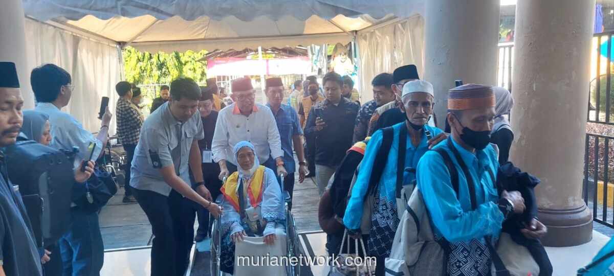 393 Jemaah Haji Bone Pulang Seluruhnya, Wabup Sambut Langsung di Asrama Haji Makassar