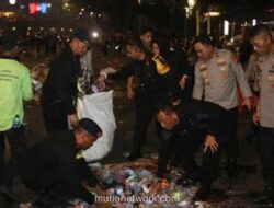 Wakapolda Metro Jaya dan Personel Bersihkan Sampah Usai Kawal Demonstrasi di Thamrin
