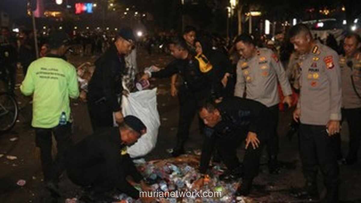 Wakapolda Metro Jaya dan Personel Bersihkan Sampah Usai Kawal Demonstrasi di Thamrin