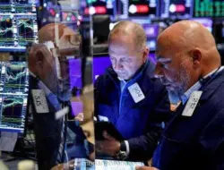 Wall Street Beragam: Dow Menguat, S&P 500 dan Nasdaq Tertekan Koreksi Saham Teknologi