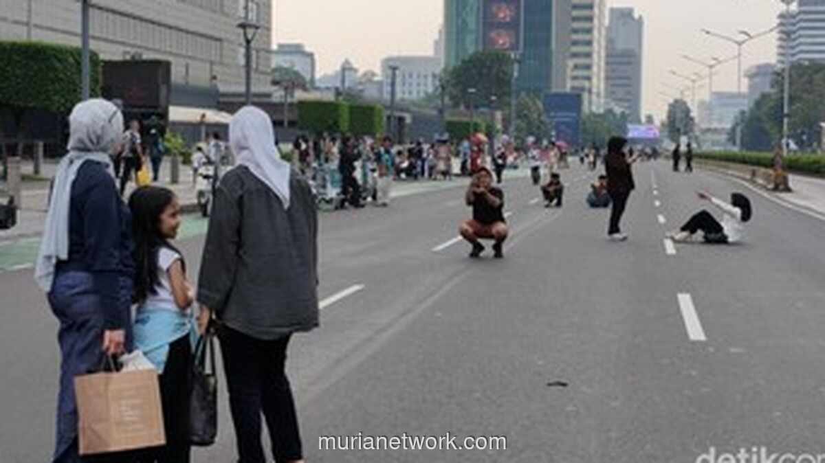 Penutupan Jalan MH Thamrin-Sudirman Diburu Warga untuk Selfie saat Puncak HUT Jakarta