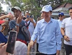 Warga dan Tukang Becak Ramaikan Ucapan Ulang Tahun di Rumah Jokowi, Mantan Presiden Bagikan Sembako