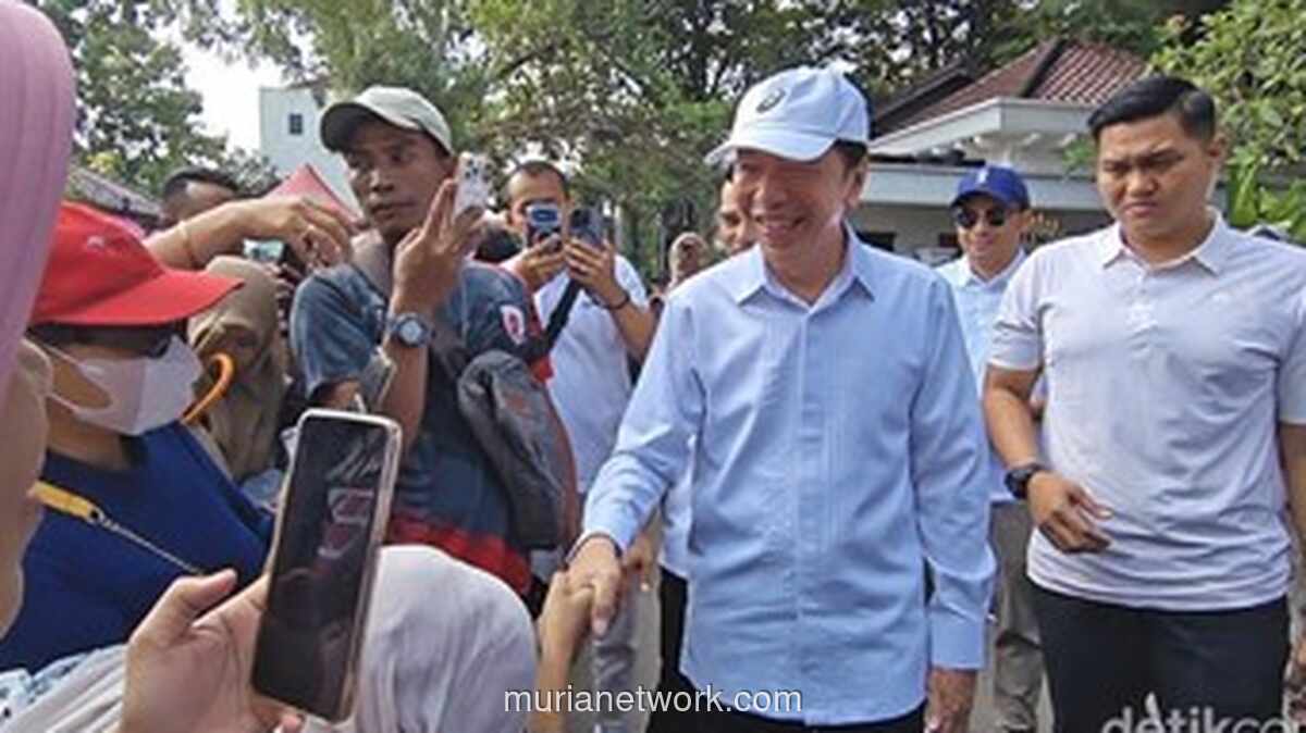 Warga dan Tukang Becak Ramaikan Ucapan Ulang Tahun di Rumah Jokowi, Mantan Presiden Bagikan Sembako