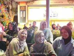 Meriahnya HUT Jakarta ke-499, Warga Ngemper di Bundaran HI Saksikan Konser