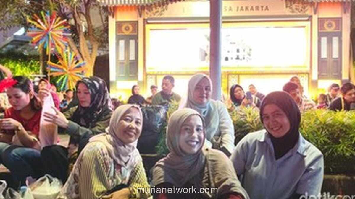 Meriahnya HUT Jakarta ke-499, Warga Ngemper di Bundaran HI Saksikan Konser