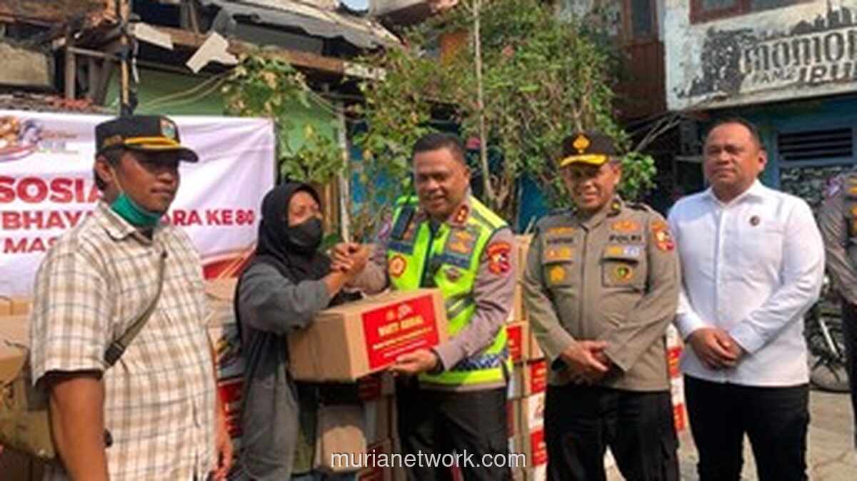Kakorlantas Polri Salurkan Bantuan Sembako untuk Korban Kebakaran Pasar Jiung