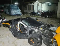 Mobil McLaren Terbelah Dua Usai Tabrak Pagar dan Tiang Listrik di Sukoharjo, Dua Konten Kreator Selamat