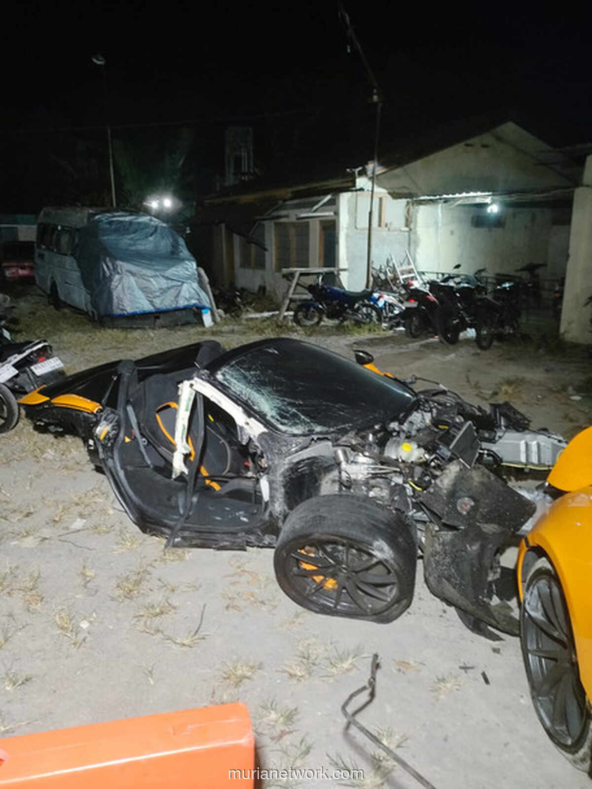 Mobil McLaren Terbelah Dua Usai Tabrak Pagar dan Tiang Listrik di Sukoharjo, Dua Konten Kreator Selamat