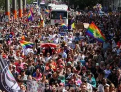 Mobil Tabrak Kerumunan Parade Christopher Street Day di Berlin, Satu Tewas