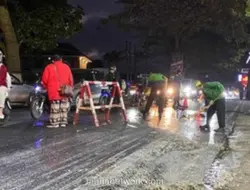 Tahu Tercecer di Jalan, Delapan Motor di Kota Batu Bertumbangan