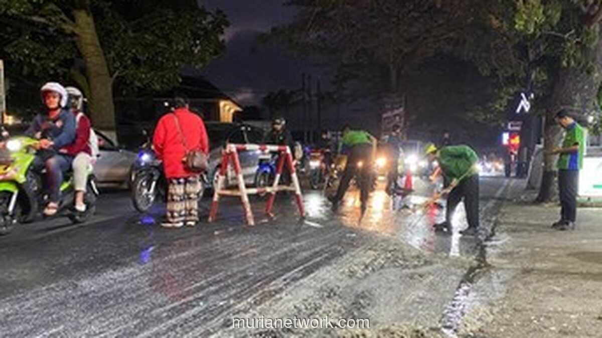 Tahu Tercecer di Jalan, Delapan Motor di Kota Batu Bertumbangan