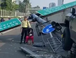 Mobil Dinas TNI Tabrak Rambu di Exit Tol Slipi, Lalu Lintas Macet