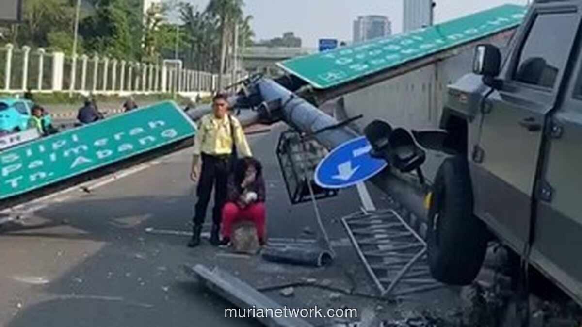 Mobil Dinas TNI Tabrak Rambu di Exit Tol Slipi, Lalu Lintas Macet