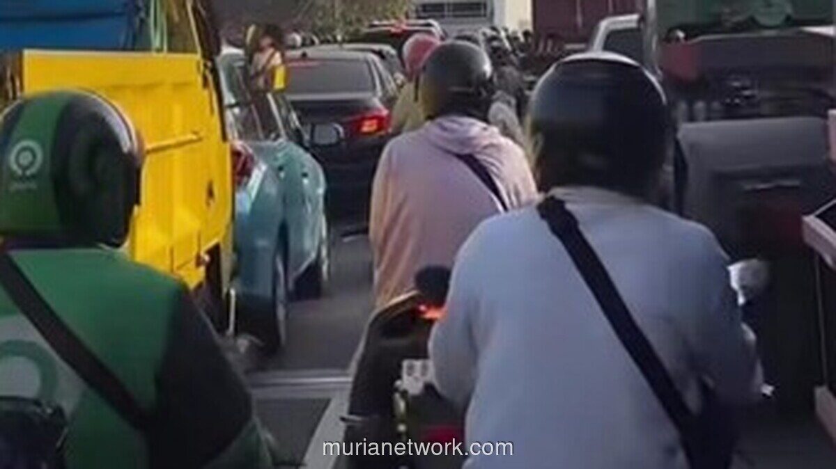 Pengecoran Jalan di Flyover Rawa Buaya Sebabkan Kemacetan Panjang