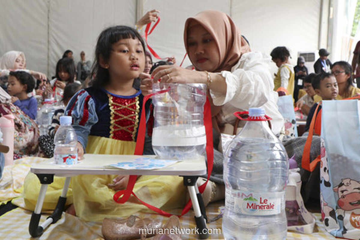 Anak Belajar Daur Ulang Lewat Kreasi Pot dari Galon Bekas