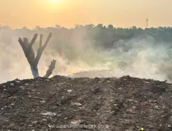 Asap Tebal Masih Membubung dari Tumpukan Sampah di Tepi Sungai Cikeas