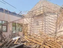 Atap Ambruk, Puluhan Siswa SD di Grobogan Terpaksa Belajar Bergantian