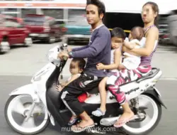 Tiga Posisi Membonceng Anak di Motor dan Risikonya