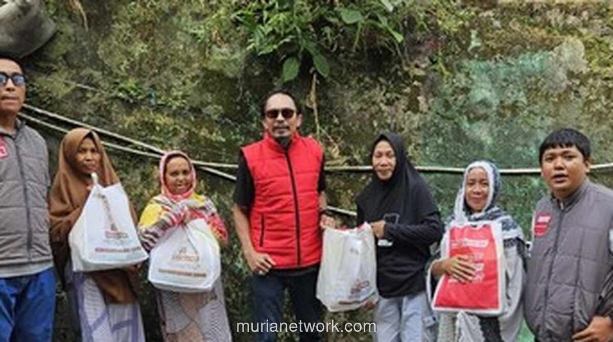 Relawan Bahtra Bagikan Sembako untuk Warga Kurang Mampu di Kendari