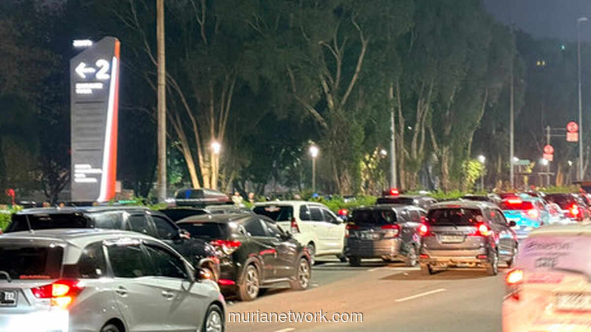 Kepadatan Lalu Lintas di Kemayoran Imbas Jakarta Fair, Parkir Liar Picu Penyempitan Lajur