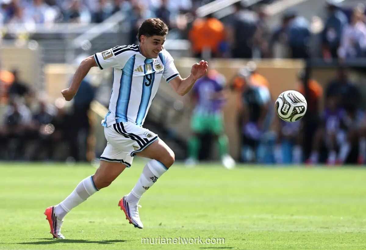 Barcelona Bertahan pada Tawaran 100 Juta Euro untuk Julian Alvarez, Atletico Menolak Negosiasi