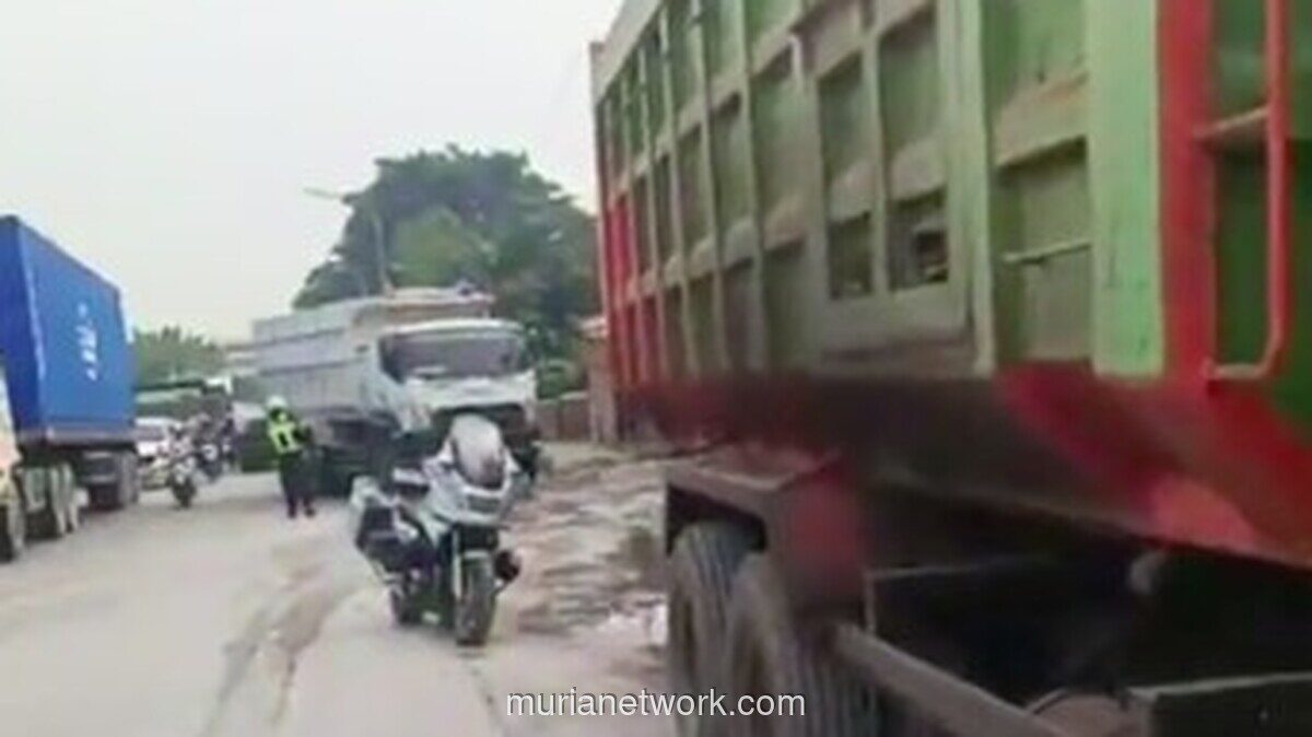 Polisi dan Dishub DKI Tertibkan Truk Parkir Sembarangan di Cakung-Cilincing