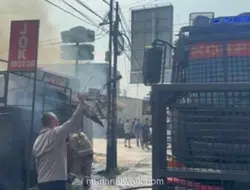 Brimob Kerahkan Water Cannon Padamkan Kebakaran Dua Kios di Ciputat