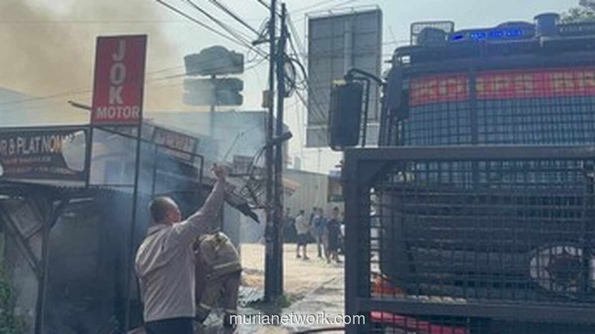 Brimob Kerahkan Water Cannon Padamkan Kebakaran Dua Kios di Ciputat