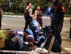 Brimob Polda Metro Jaya Evakuasi Korban Kecelakaan saat Patroli Dini Hari