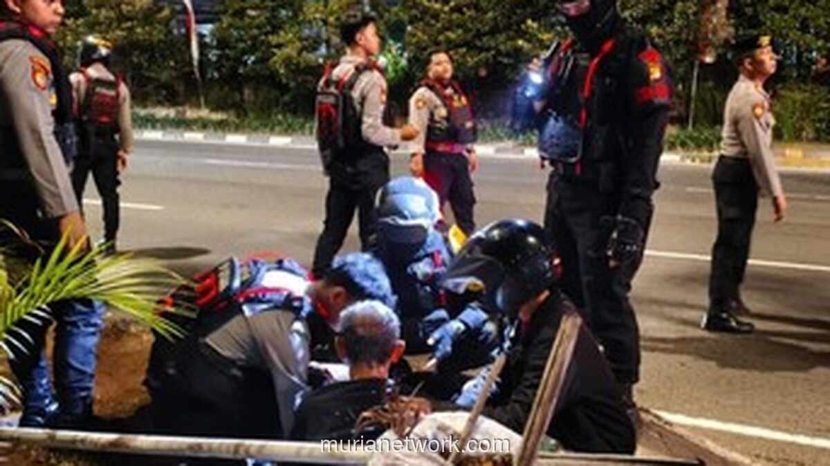 Brimob Polda Metro Jaya Evakuasi Korban Kecelakaan saat Patroli Dini Hari
