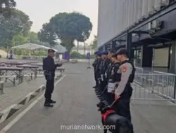 Brimob Sterilisasi Lapangan Tenis Senayan Jelang Konser Mitski
