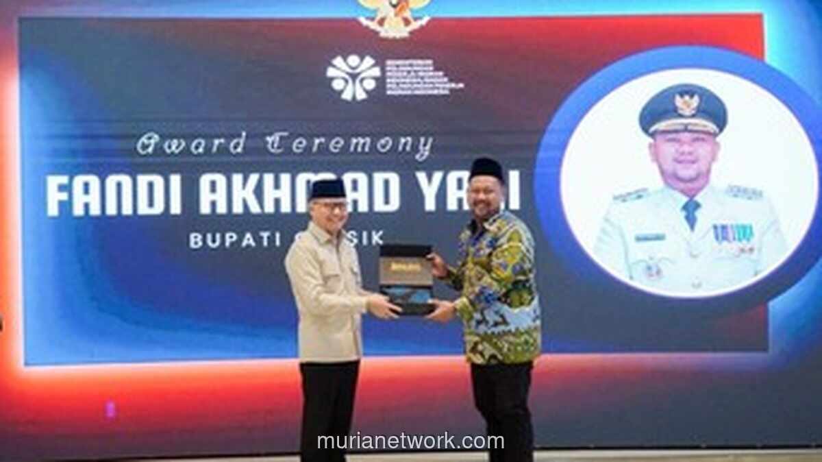 Bupati Gresik Raih Penghargaan atas Perlindungan Anak Pekerja Migran