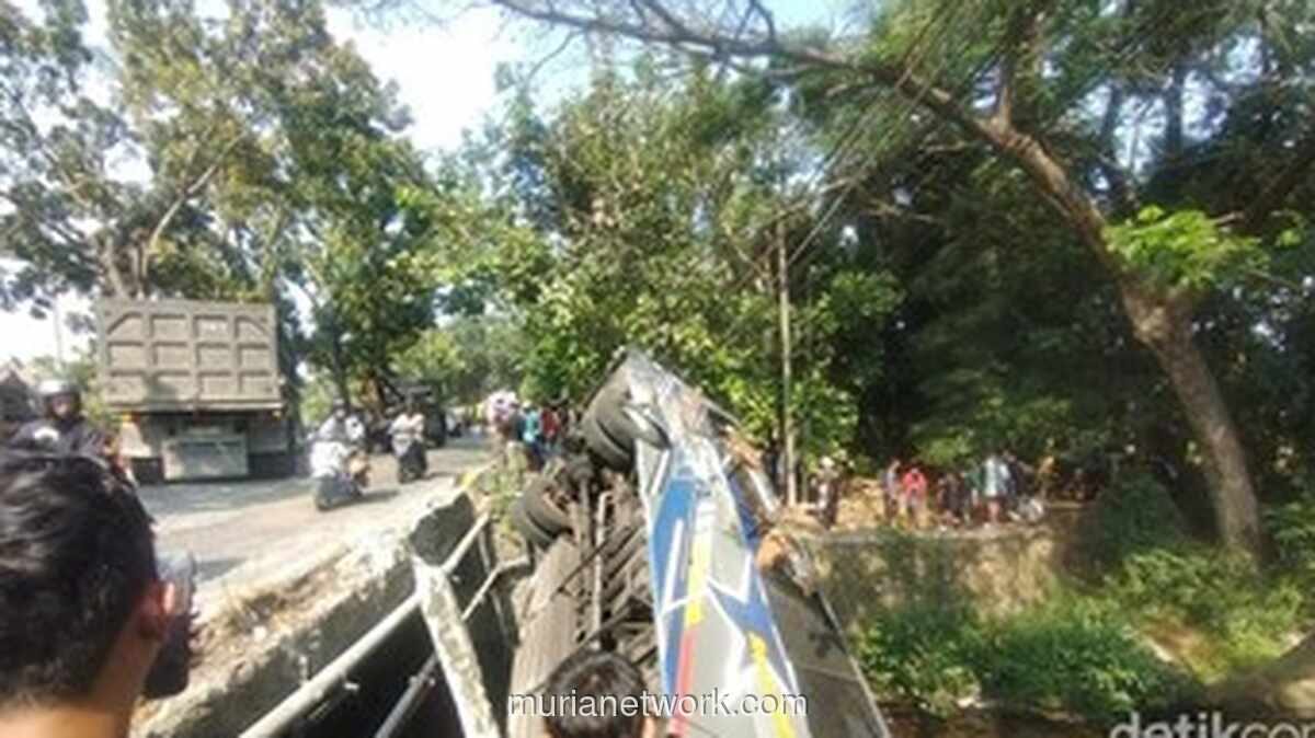 Bus Sugeng Rahayu Terbalik dan Masuk Sungai di Nganjuk, Belasan Penumpang Dievakuasi
