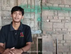 Diterima Kuliah Gratis di UGM, Anak Tukang Kayu Ini Bantu Tetangga di Peternakan