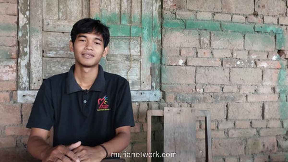 Diterima Kuliah Gratis di UGM, Anak Tukang Kayu Ini Bantu Tetangga di Peternakan