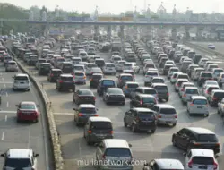 Kemacetan Pagi di Sejumlah Ruas Tol, Truk Galon Air Patah As di Jagorawi