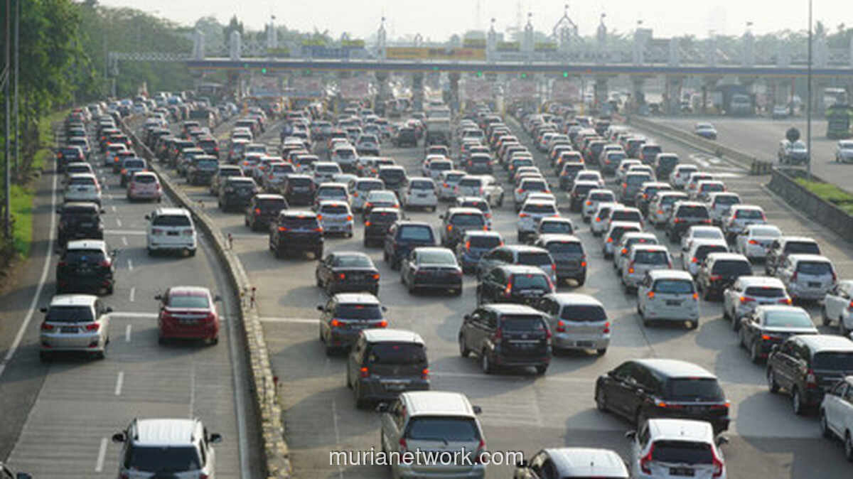 Kemacetan Pagi di Sejumlah Ruas Tol, Truk Galon Air Patah As di Jagorawi