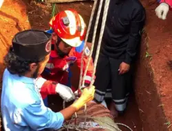 Damkar Bantu Pemakaman Warga 250 Kg di Jakarta Timur