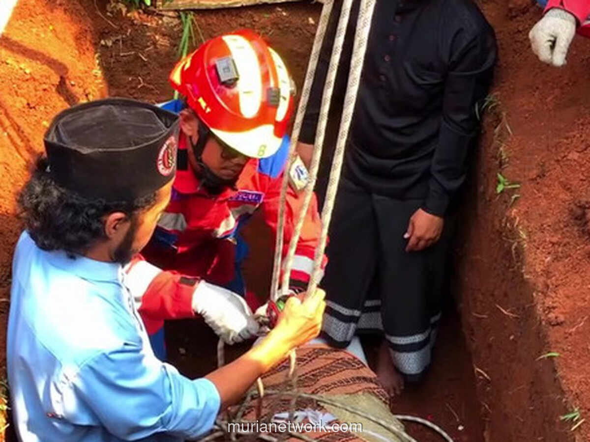 Damkar Bantu Pemakaman Warga 250 Kg di Jakarta Timur
