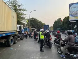 Kemacetan Parah di Cakung Arah Cilincing akibat Antrean Truk Trailer
