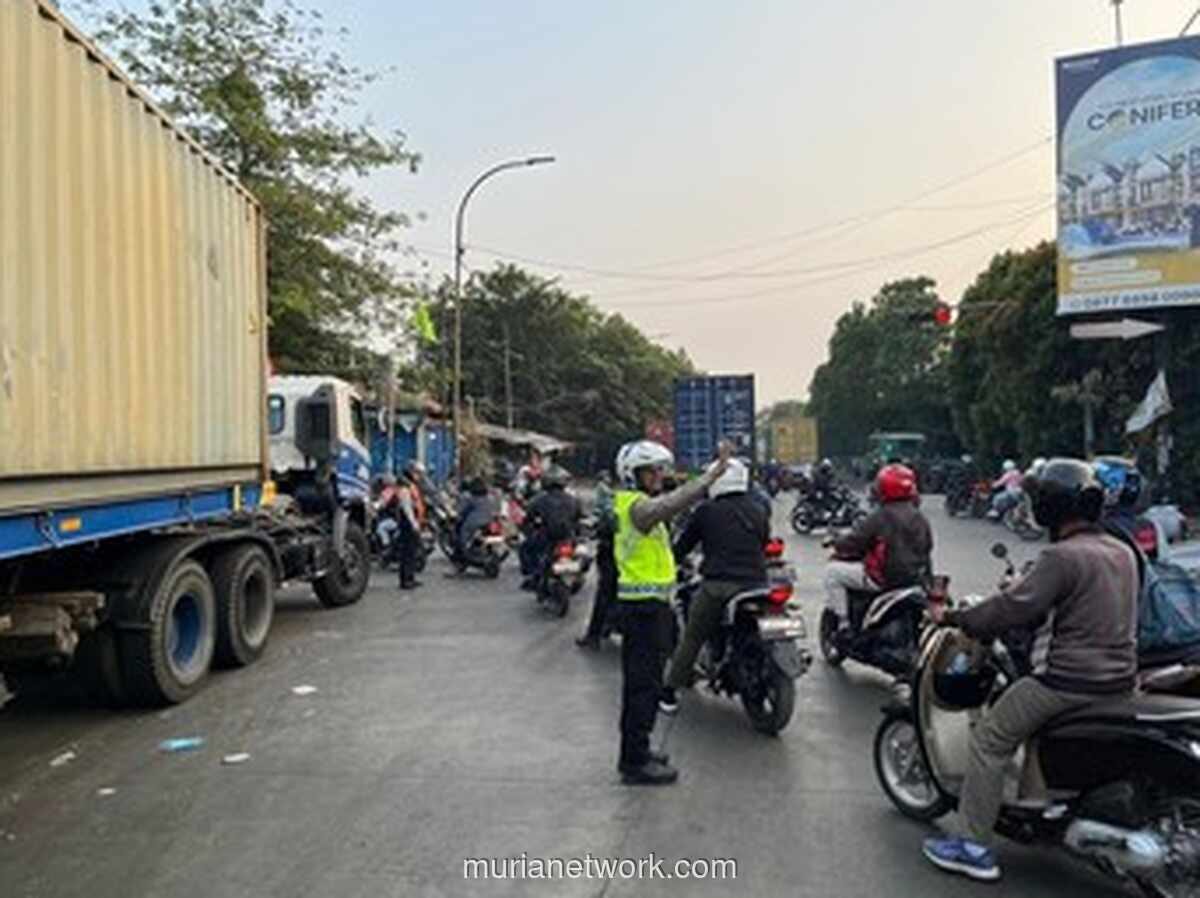 Kemacetan Parah di Cakung Arah Cilincing akibat Antrean Truk Trailer