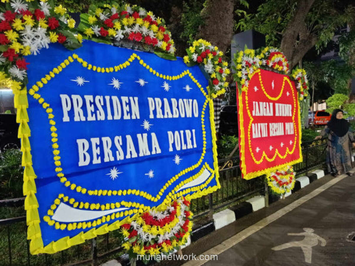 Karangan Bunga Dukungan Berjejer di Depan Ditreskrimsus Polda Metro Jaya Saat Usut Kasus Korupsi