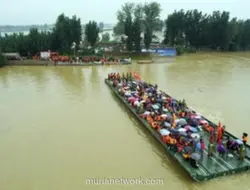 China Evakuasi Ribuan Korban Banjir dengan Jembatan Apung Portabel