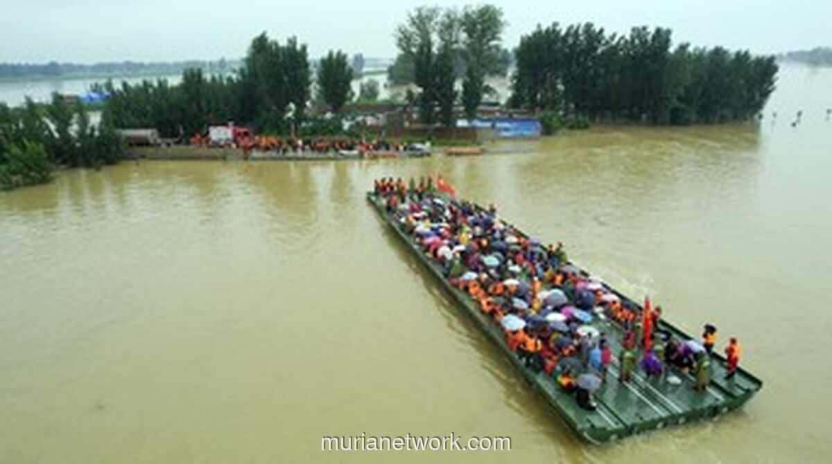 China Evakuasi Ribuan Korban Banjir dengan Jembatan Apung Portabel
