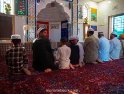 Kontras Dua Masjid: Antara Adab dan Keterbatasan Ruang Bermain Anak